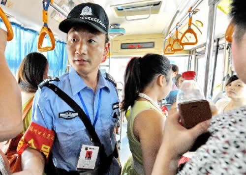 河南:洛阳1700辆公交车将配安全员